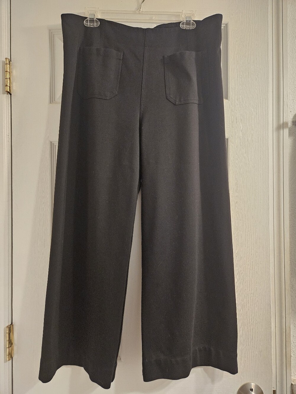 Jones & Co Black Pull-On Cropped Pants
